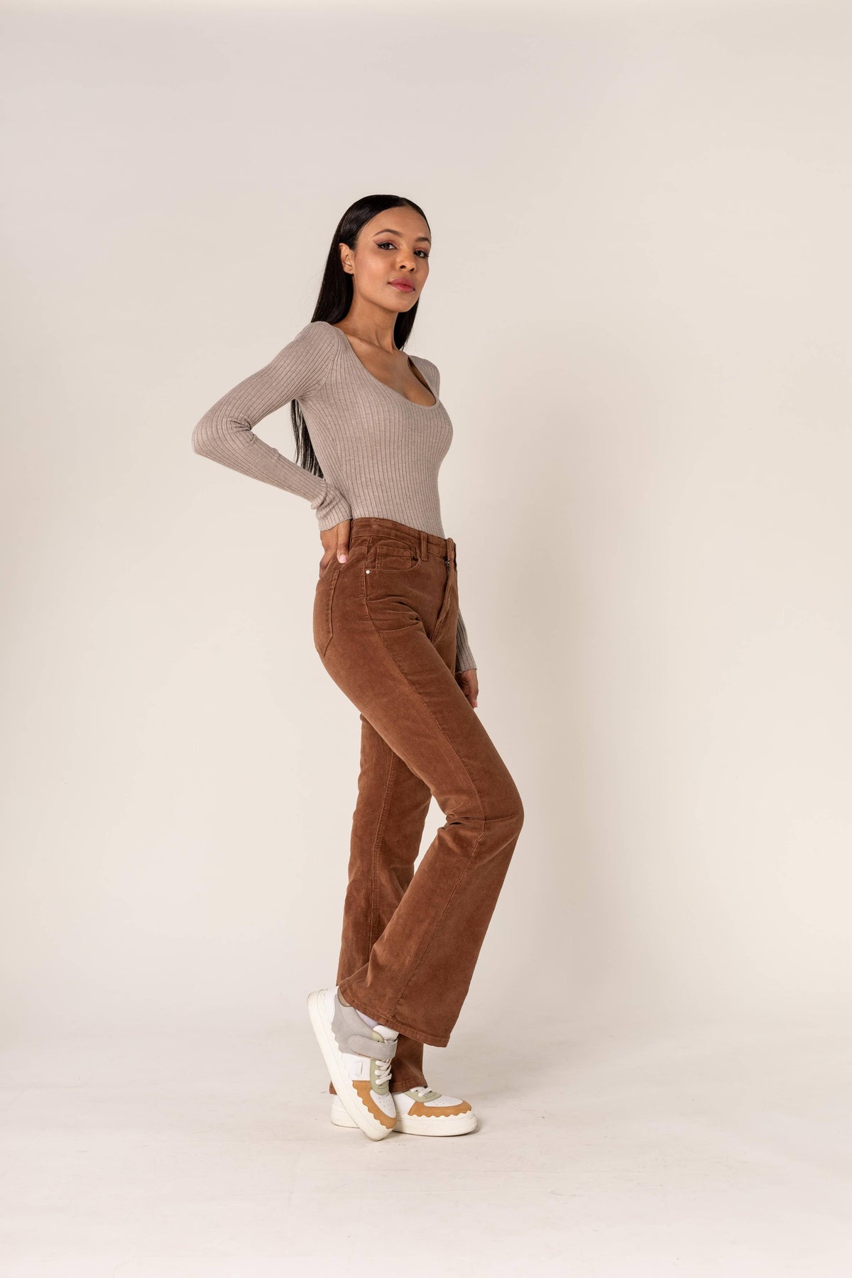Calça Feminina Bootcut de Veludo Cotelê Castanha com Cintura Alta