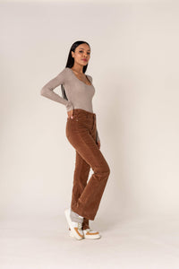 Calça Feminina Bootcut de Veludo Cotelê Castanha com Cintura Alta