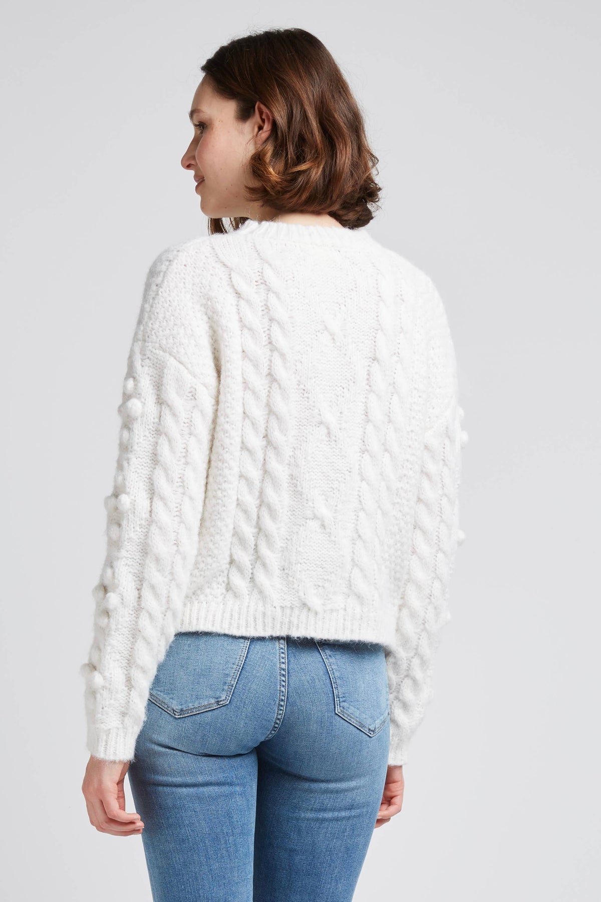 SUÉTER COM TRANÇAS E BOLAS DE MOHAIR