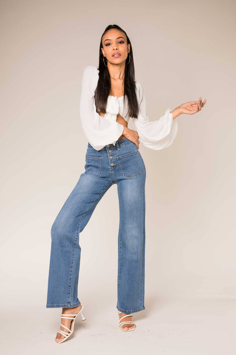 CALÇA JEANS FLARE CINTURA ALTA BOTOES E BOLSOS NA FRENTE