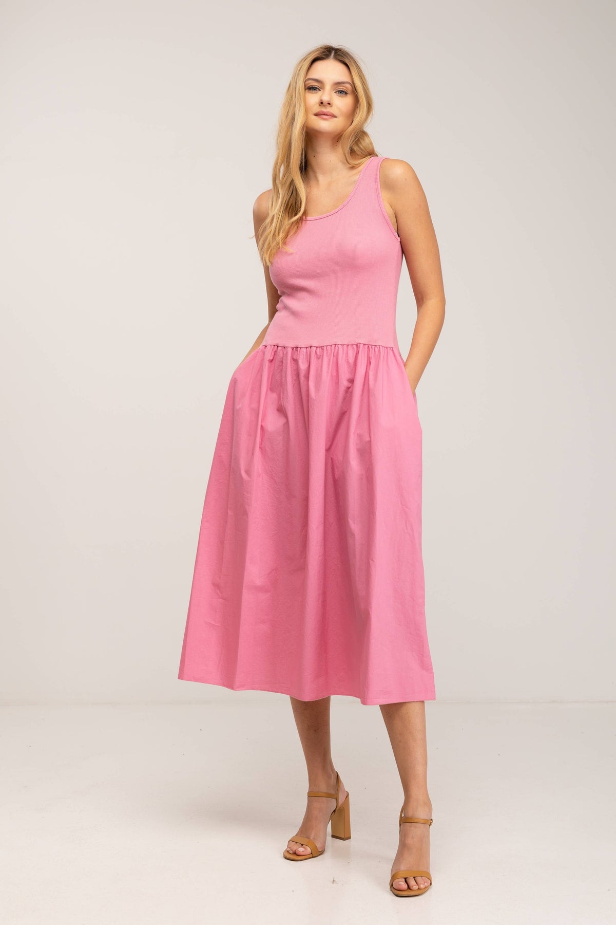 ROBE MIDI ROSE AVEC POCHES, BRETELLES AJUSTÉES À LA POITRINE ET JUPE ÉVASÉE