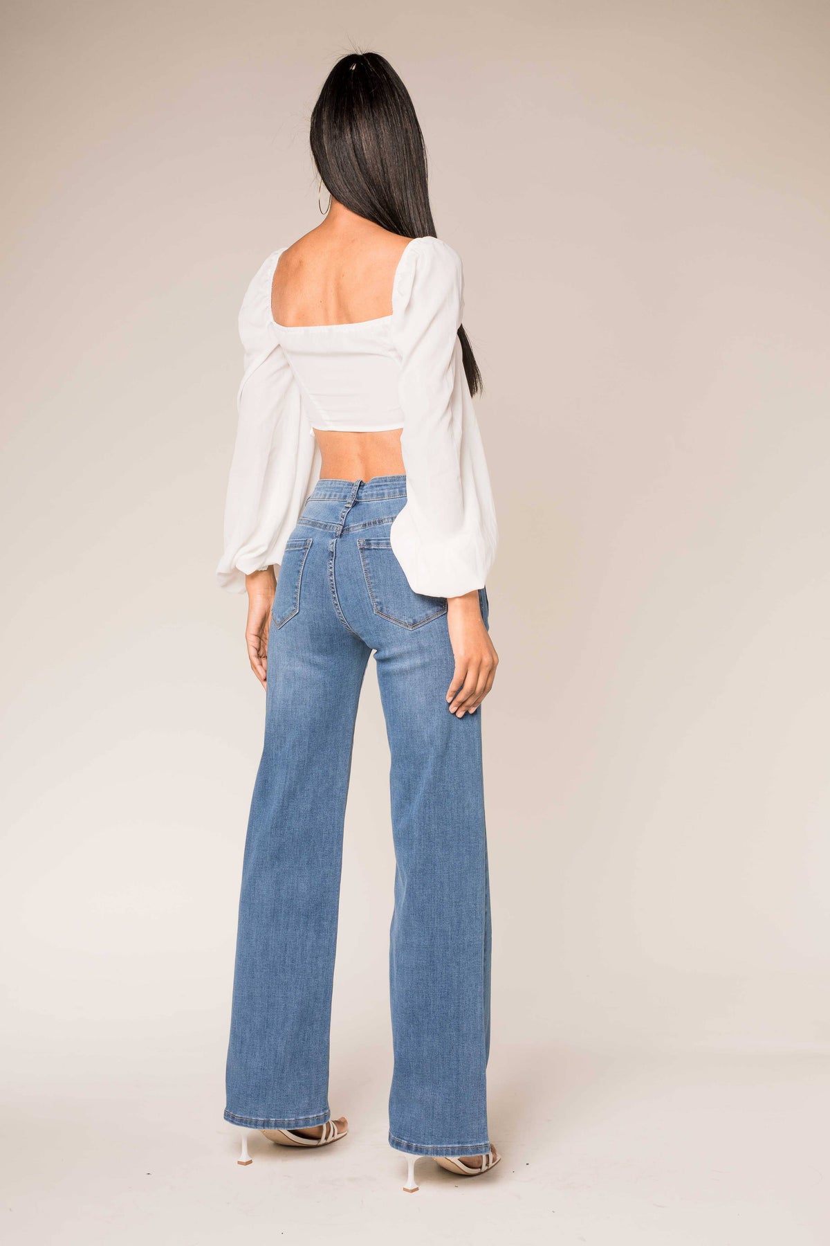 JEANS FLARE TAILLE HAUTE BOUTONS ET POCHES SUR LE DEVANT