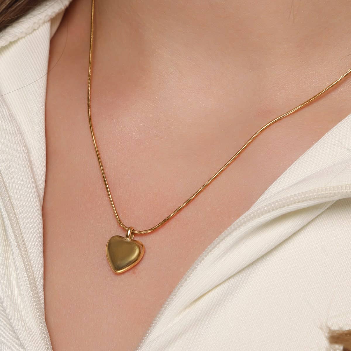 COLLIER ÉLÉGANT AVEC CŒUR plaqué or 18 carats. Fabriqué en Allemagne.