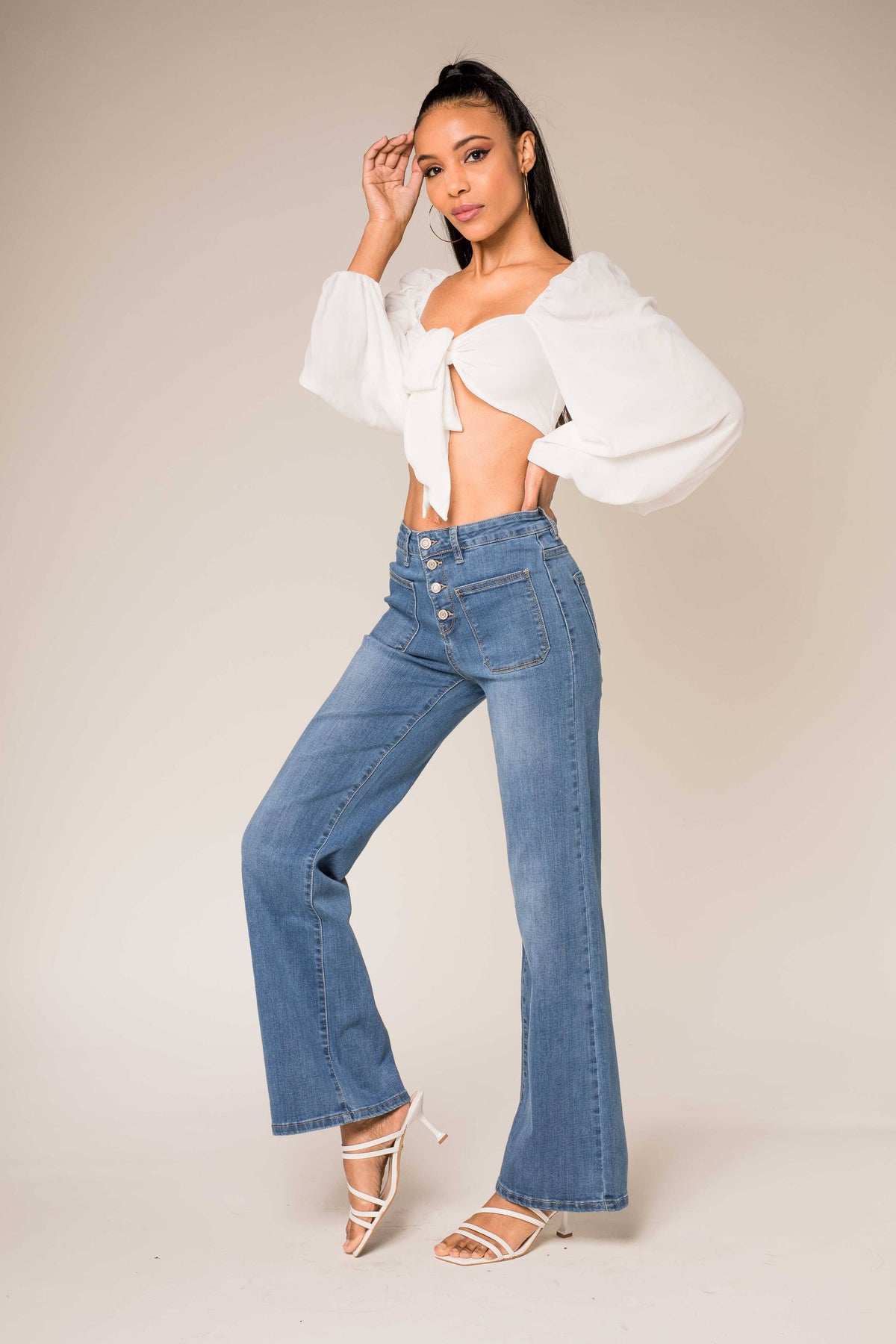 JEANS FLARE TAILLE HAUTE BOUTONS ET POCHES SUR LE DEVANT