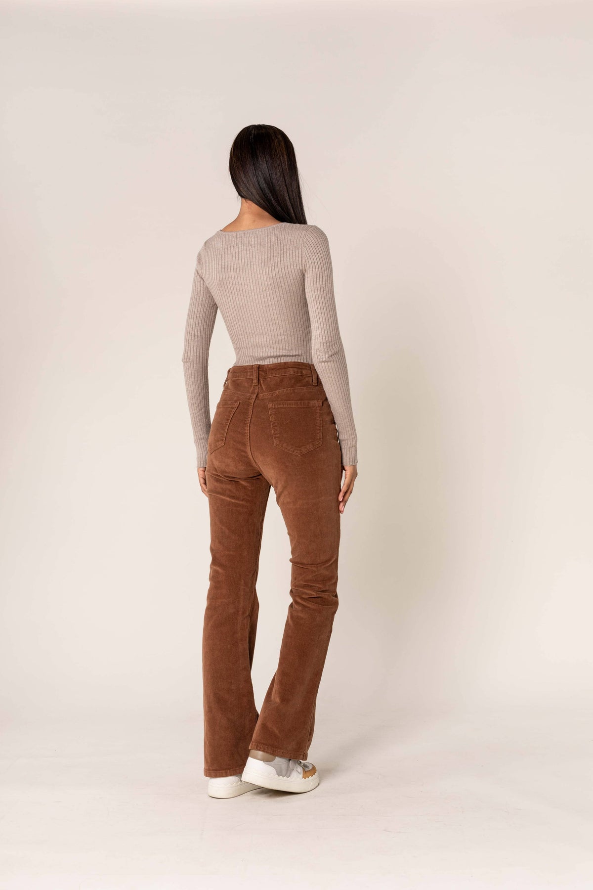 Calça Feminina Bootcut de Veludo Cotelê Castanha com Cintura Alta