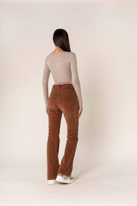Calça Feminina Bootcut de Veludo Cotelê Castanha com Cintura Alta