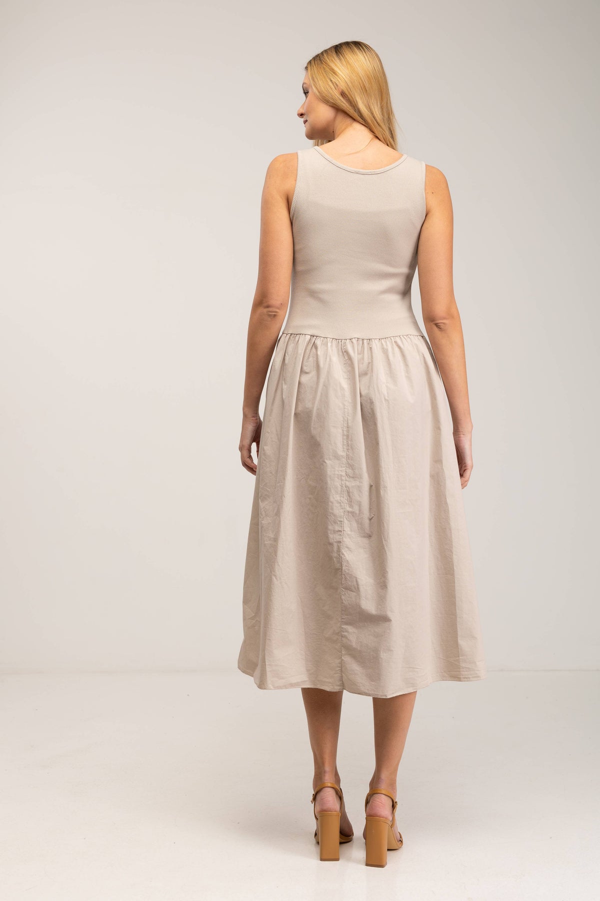 ROBE MIDI AVEC POCHE BRETELLES AJUSTÉE AU BUSTE ET JUPE ÉVASÉE BEIGE