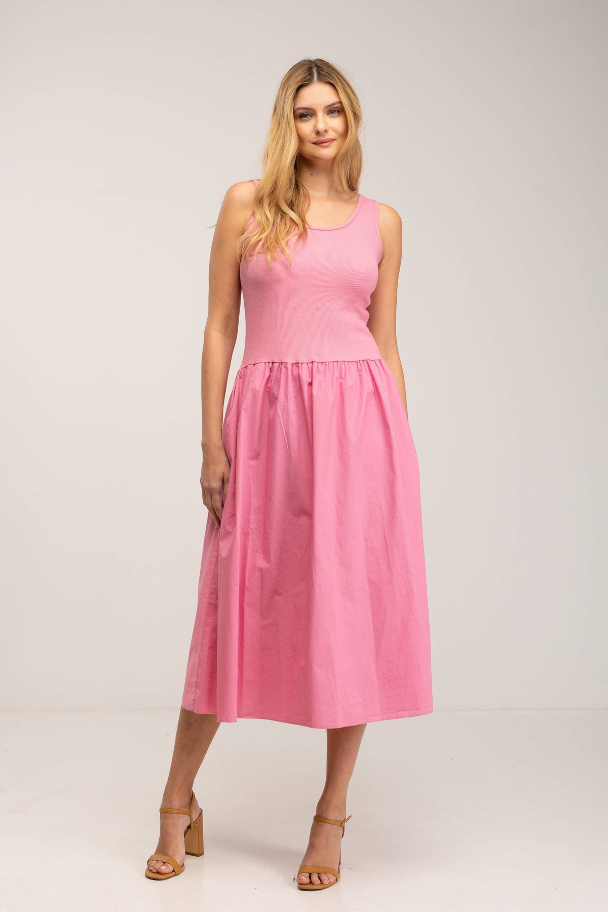 ROBE MIDI ROSE AVEC POCHES, BRETELLES AJUSTÉES À LA POITRINE ET JUPE ÉVASÉE