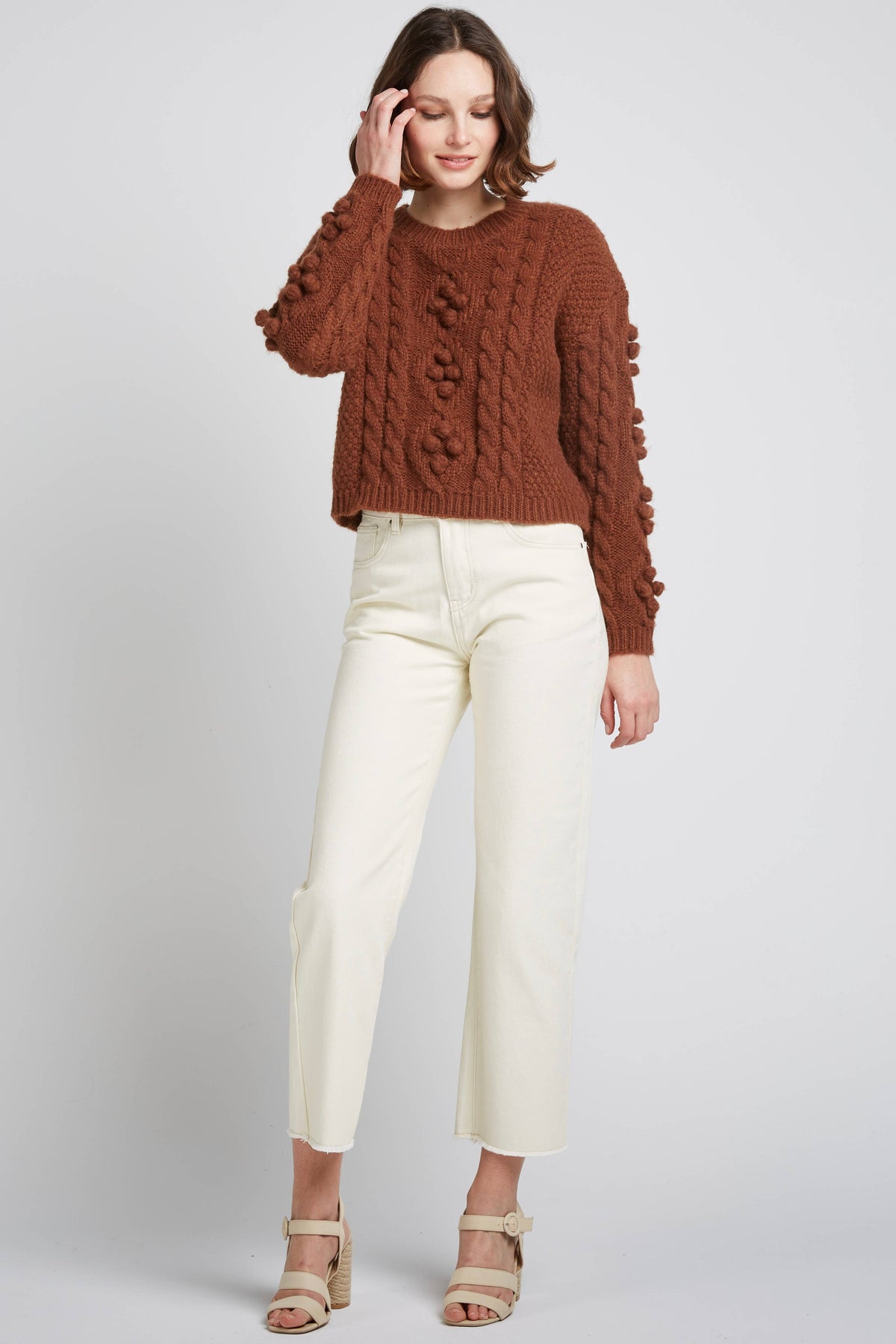 SUÉTER COM TRANÇAS E BOLAS DE MOHAIR