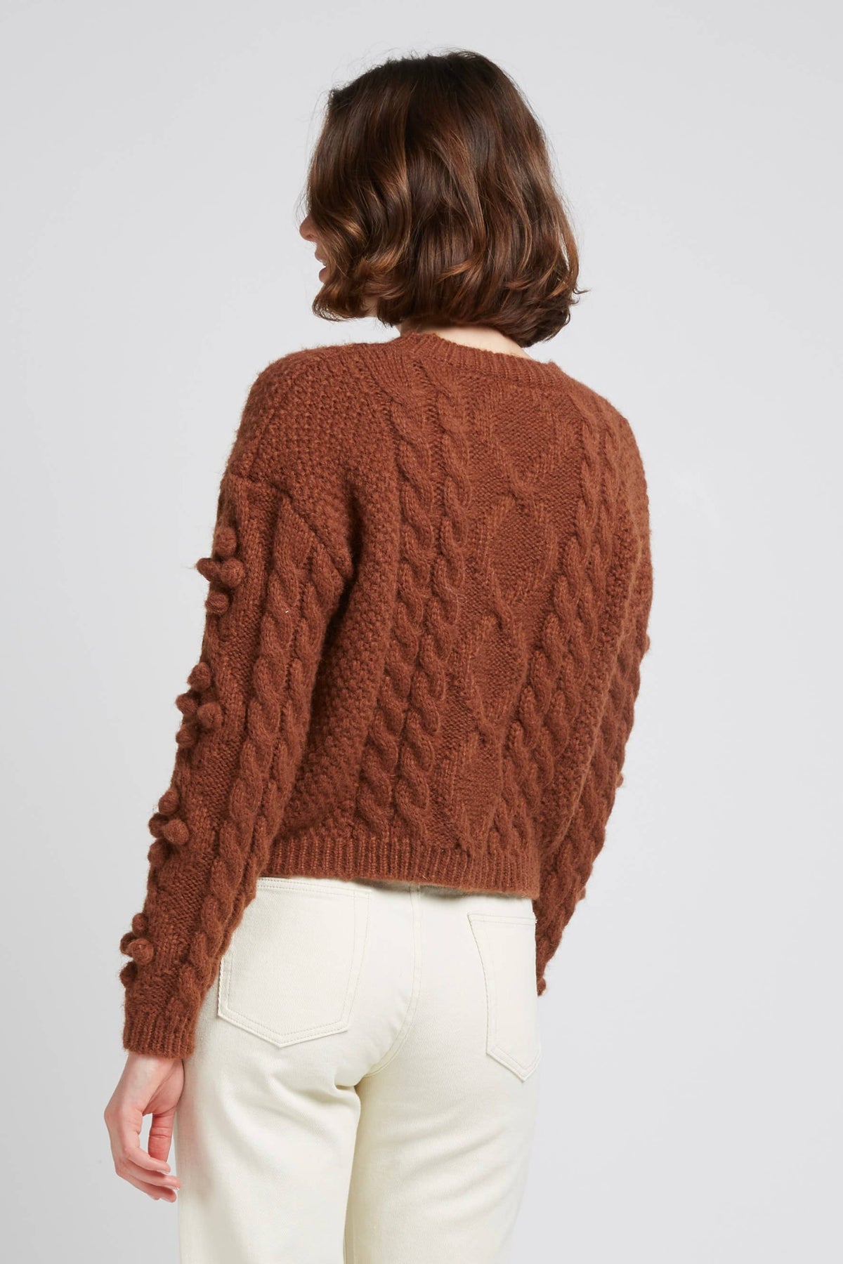 SUÉTER COM TRANÇAS E BOLAS DE MOHAIR