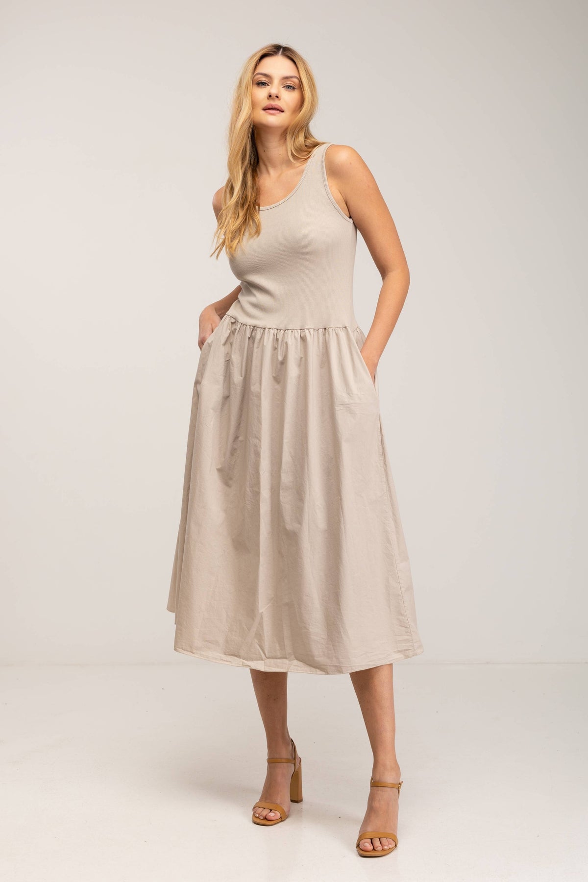 ROBE MIDI AVEC POCHE BRETELLES AJUSTÉE AU BUSTE ET JUPE ÉVASÉE BEIGE