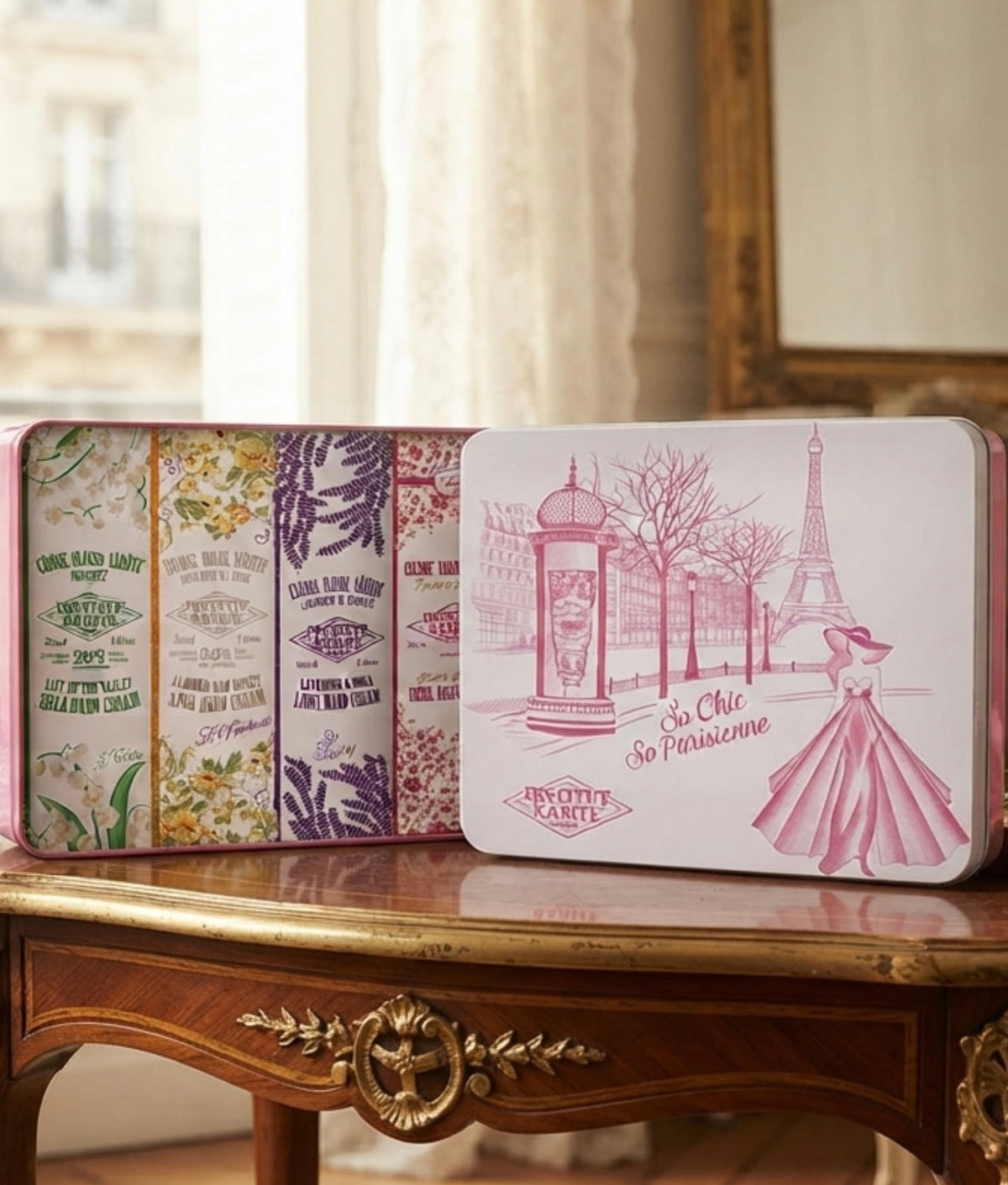 COLLECTION CRÈME MAINS ROSE MADEMOISELLE - COFFRET MÉTAL ROSE MADEMOISELLE. 4 Crèmes Mains 30 ML. Fabriqué en France.