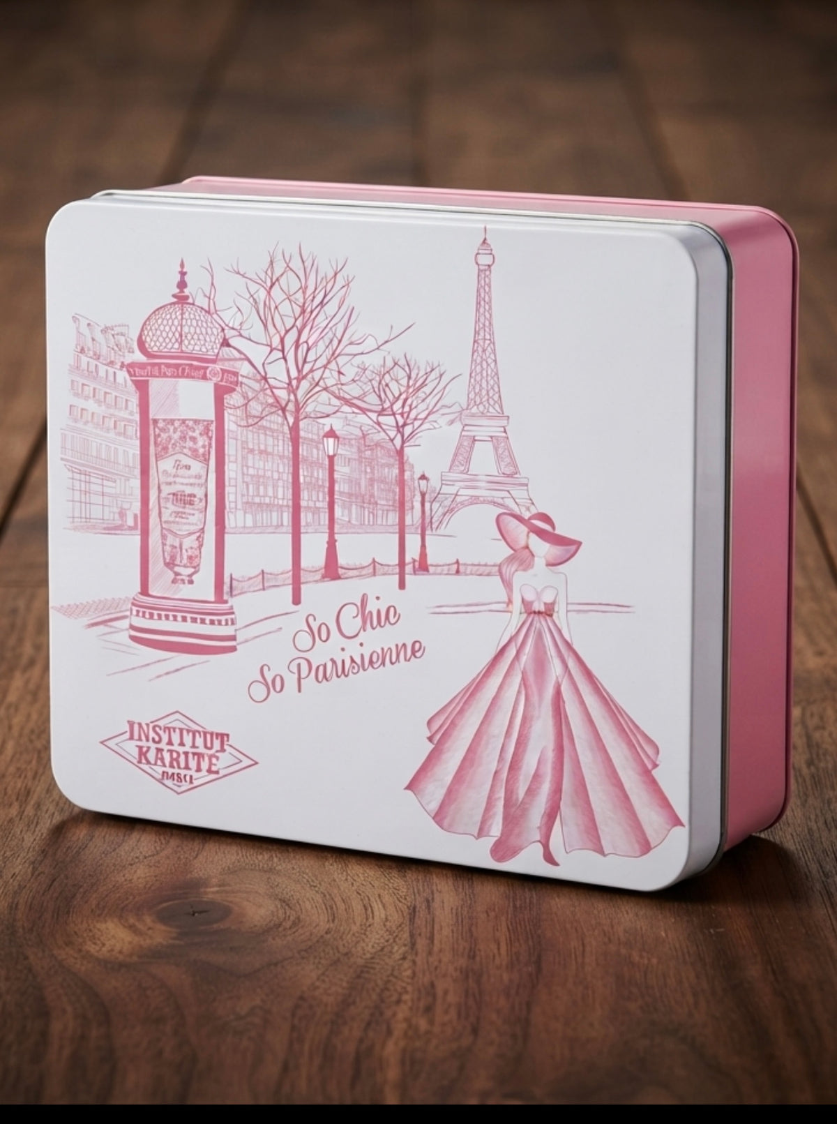 COLLECTION CRÈME MAINS ROSE MADEMOISELLE - COFFRET MÉTAL ROSE MADEMOISELLE. 4 Crèmes Mains 30 ML. Fabriqué en France.