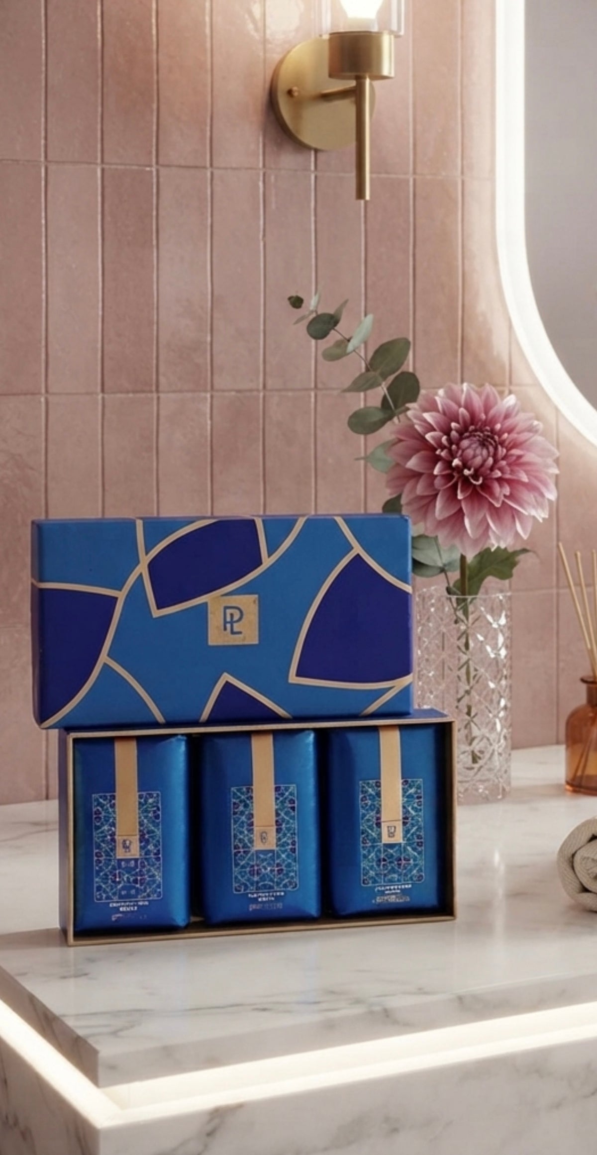 SOAP PORTO LUSO BOX 03 SOAPS AZULEJOS, Argan Flower scent, revitalising, moisturising, with a soft and delicate texture. Not tested on animals