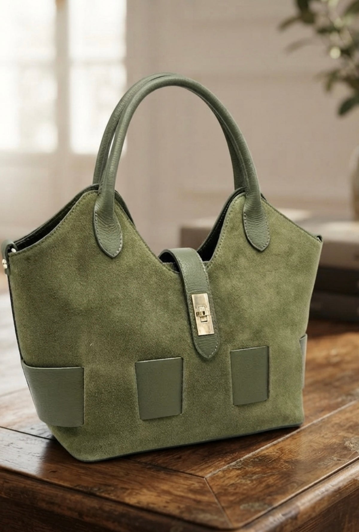 SAC BRIGITTE EN CUIR SUÉDÉ AVEC BANDOULIÈRE.FABRIQUÉ EN ITALIE