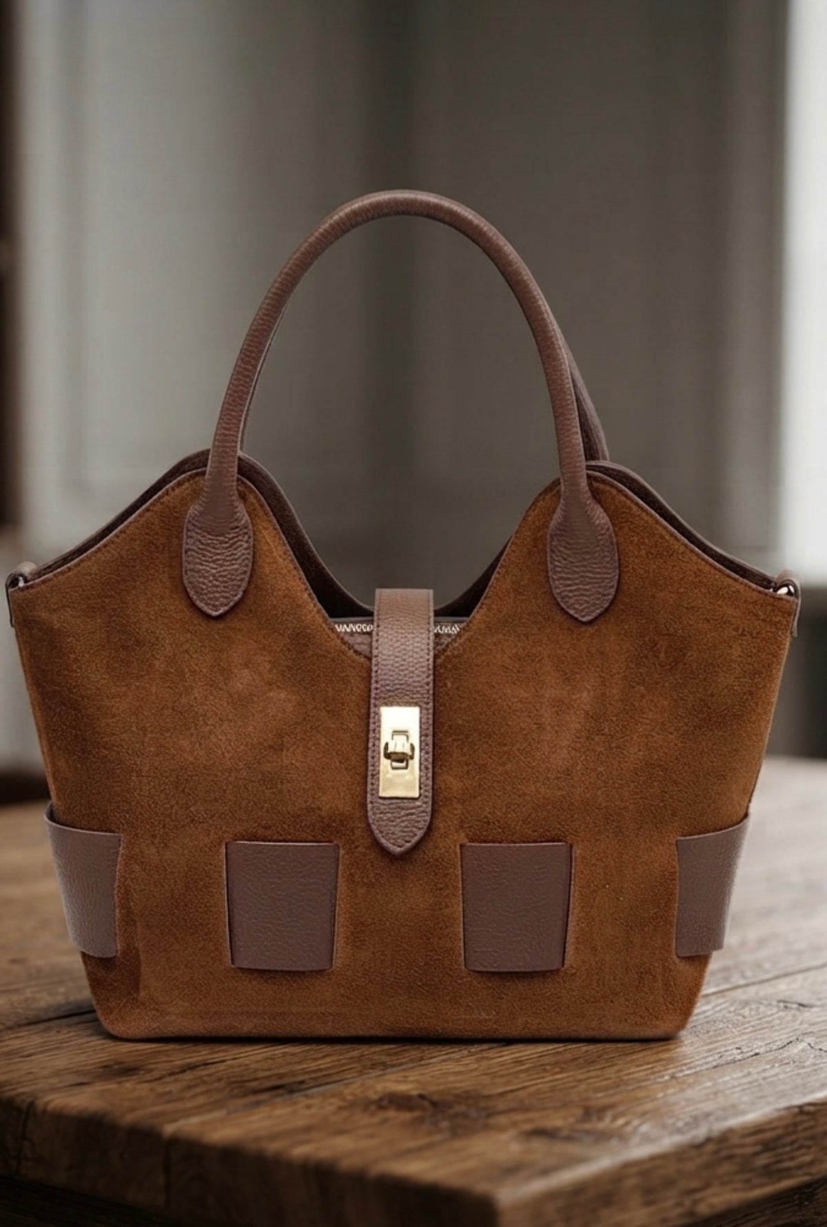 SAC BRIGITTE EN CUIR SUÉDÉ AVEC BANDOULIÈRE.FABRIQUÉ EN ITALIE