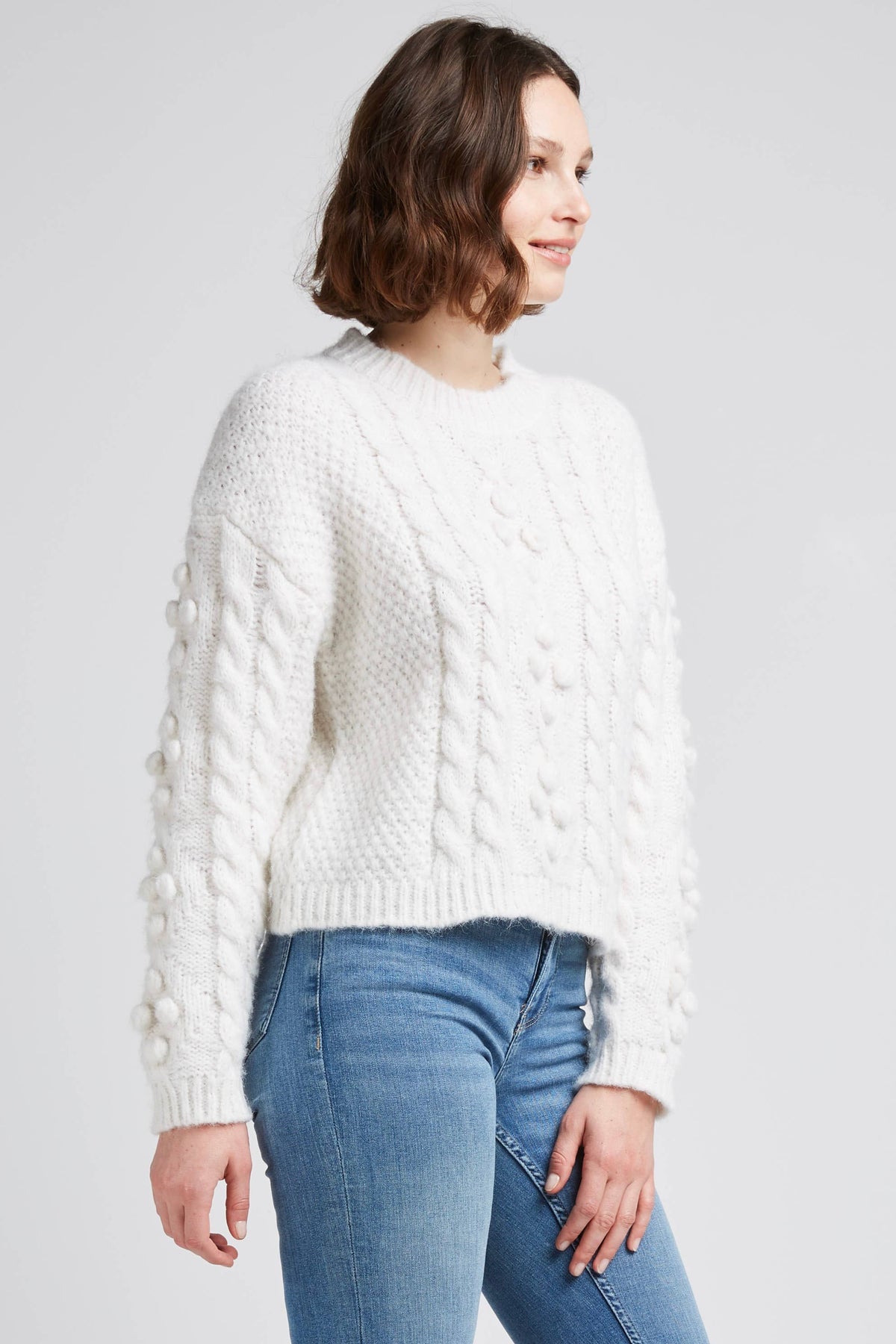 SUÉTER COM TRANÇAS E BOLAS DE MOHAIR