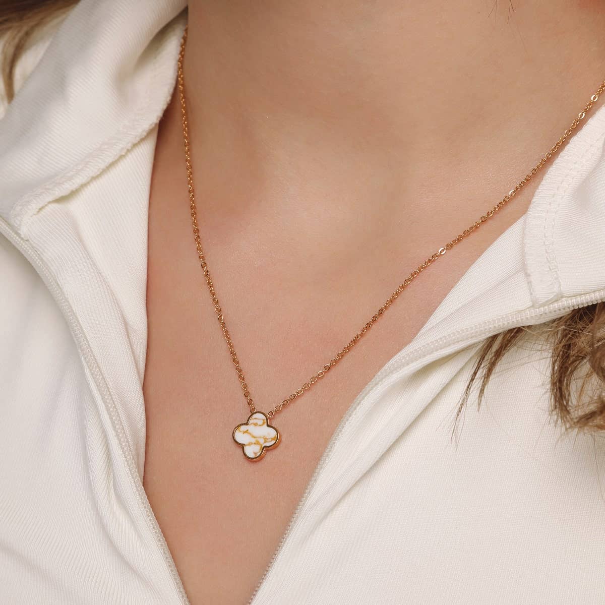 COLLIER TRÈFLE BLANC ET DORÉ avec placage or 18 carats - Fabriqué en Allemagne