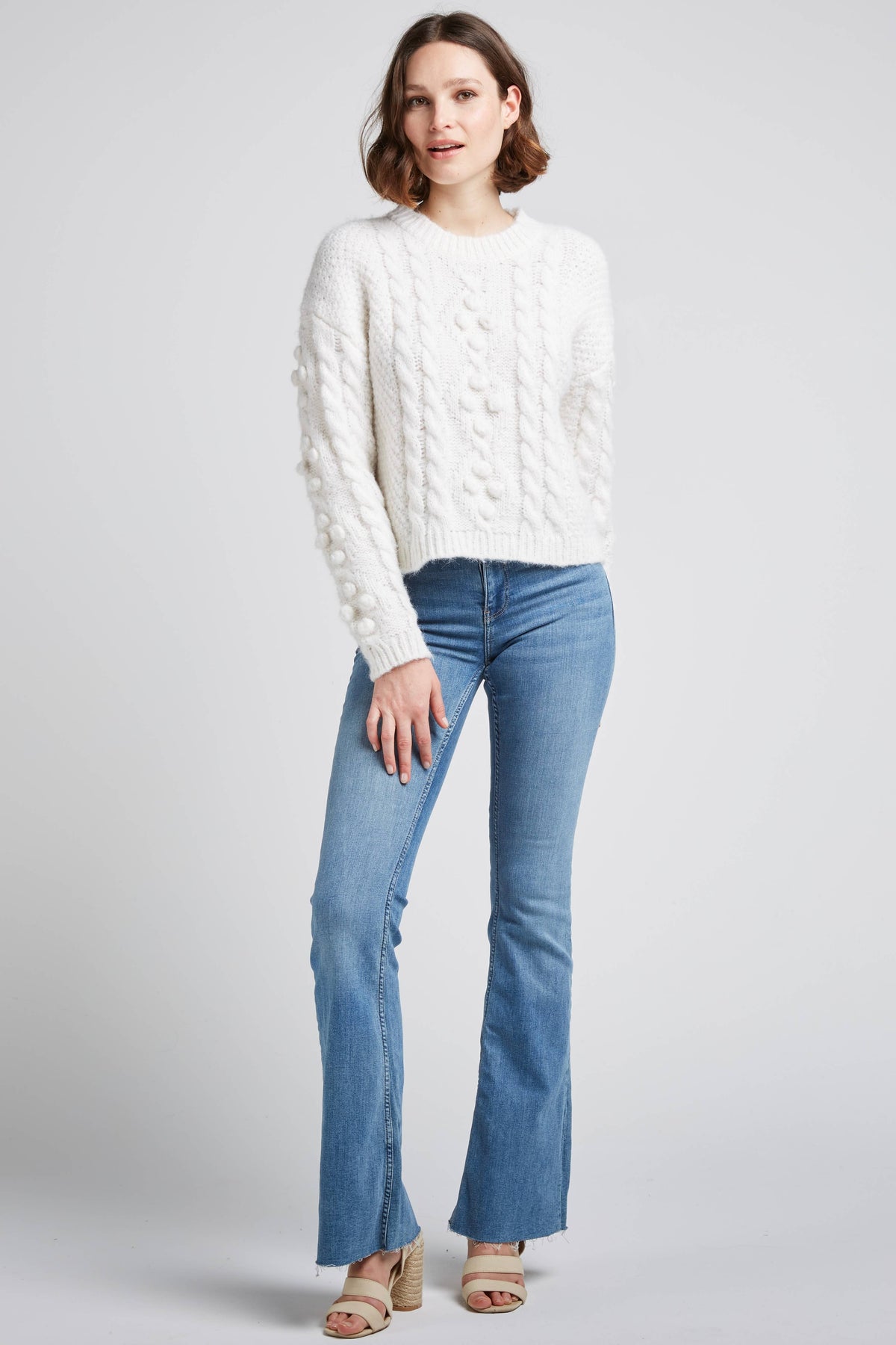 SUÉTER COM TRANÇAS E BOLAS DE MOHAIR