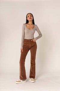 Calça Feminina Bootcut de Veludo Cotelê Castanha com Cintura Alta