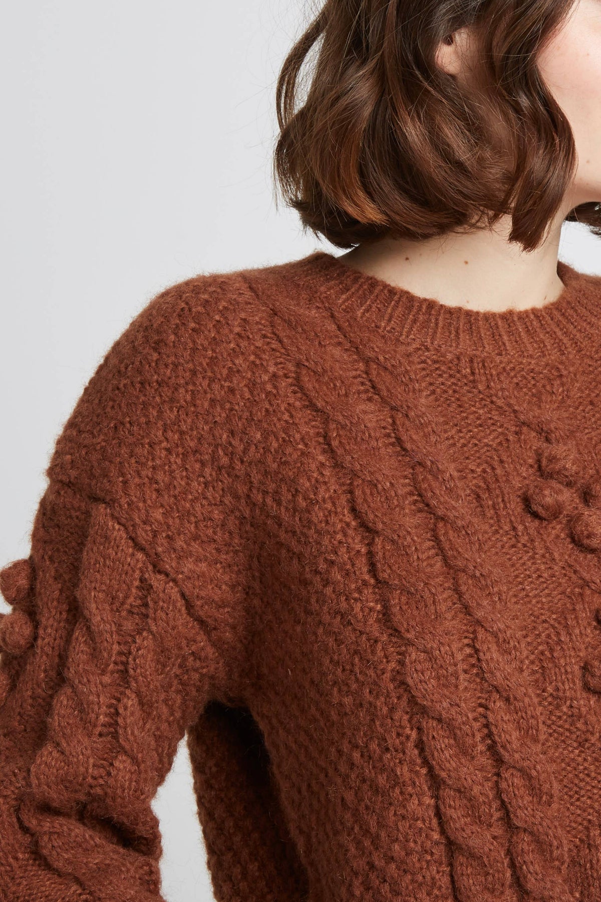 SUÉTER COM TRANÇAS E BOLAS DE MOHAIR