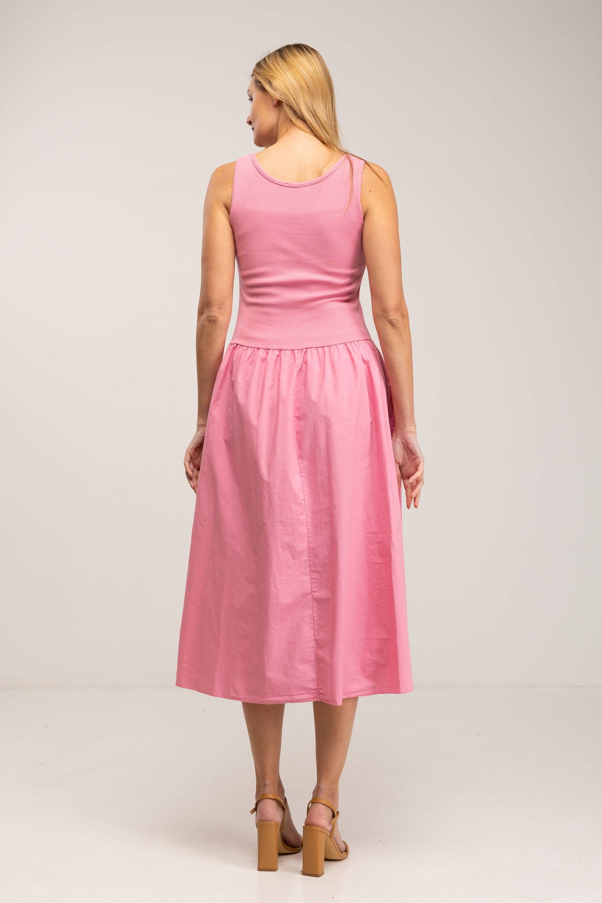 ROBE MIDI ROSE AVEC POCHES, BRETELLES AJUSTÉES À LA POITRINE ET JUPE ÉVASÉE