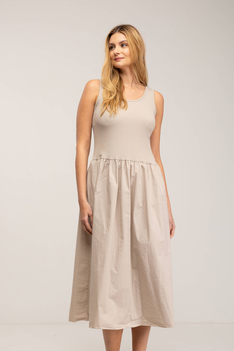 VESTIDO  MIDI COM BOLSO AÇAS AJUSTADO AO BUSTO E SAIA AVASÊ BEGE
