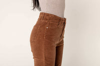 Calça Feminina Bootcut de Veludo Cotelê Castanha com Cintura Alta