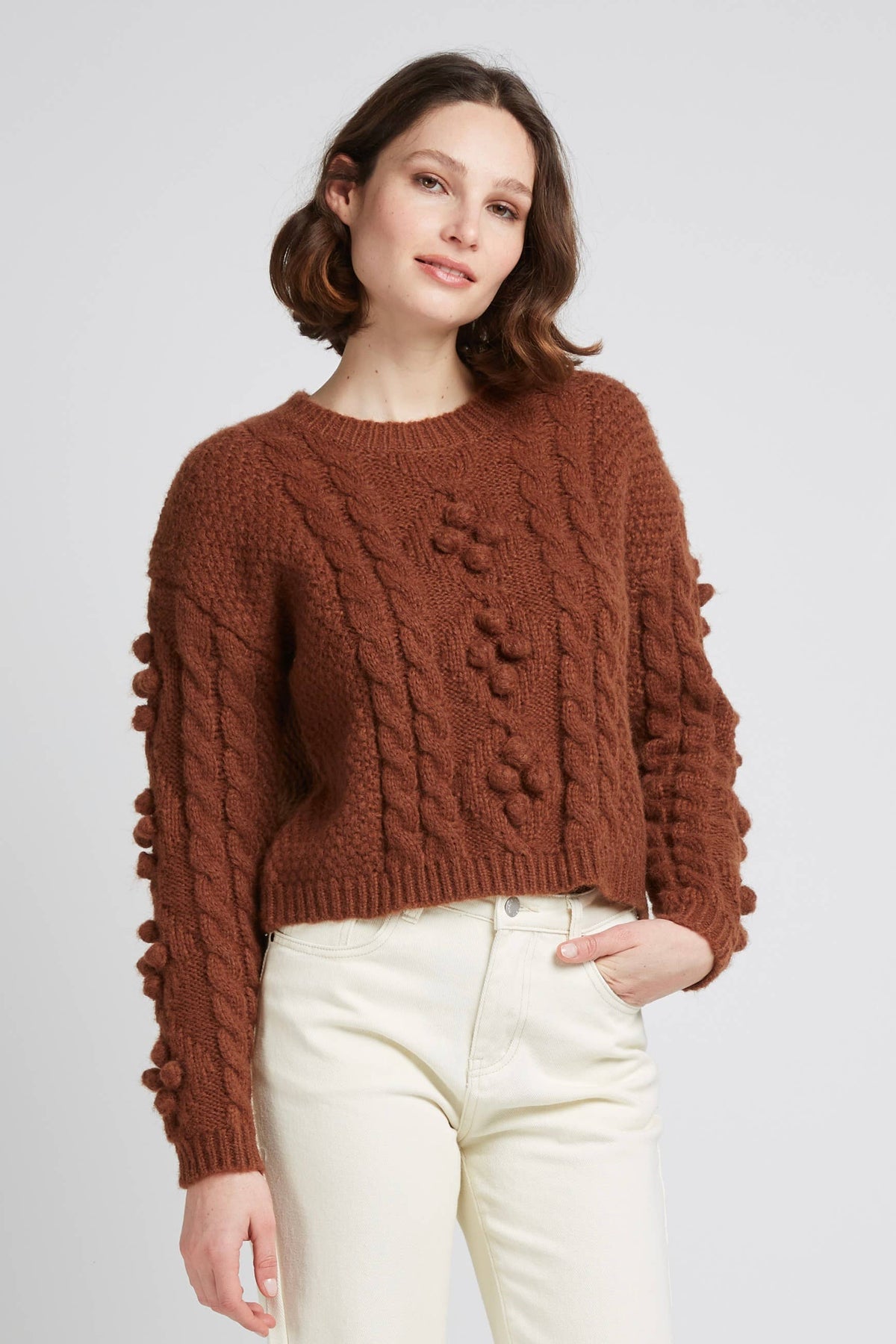 SUÉTER COM TRANÇAS E BOLAS DE MOHAIR