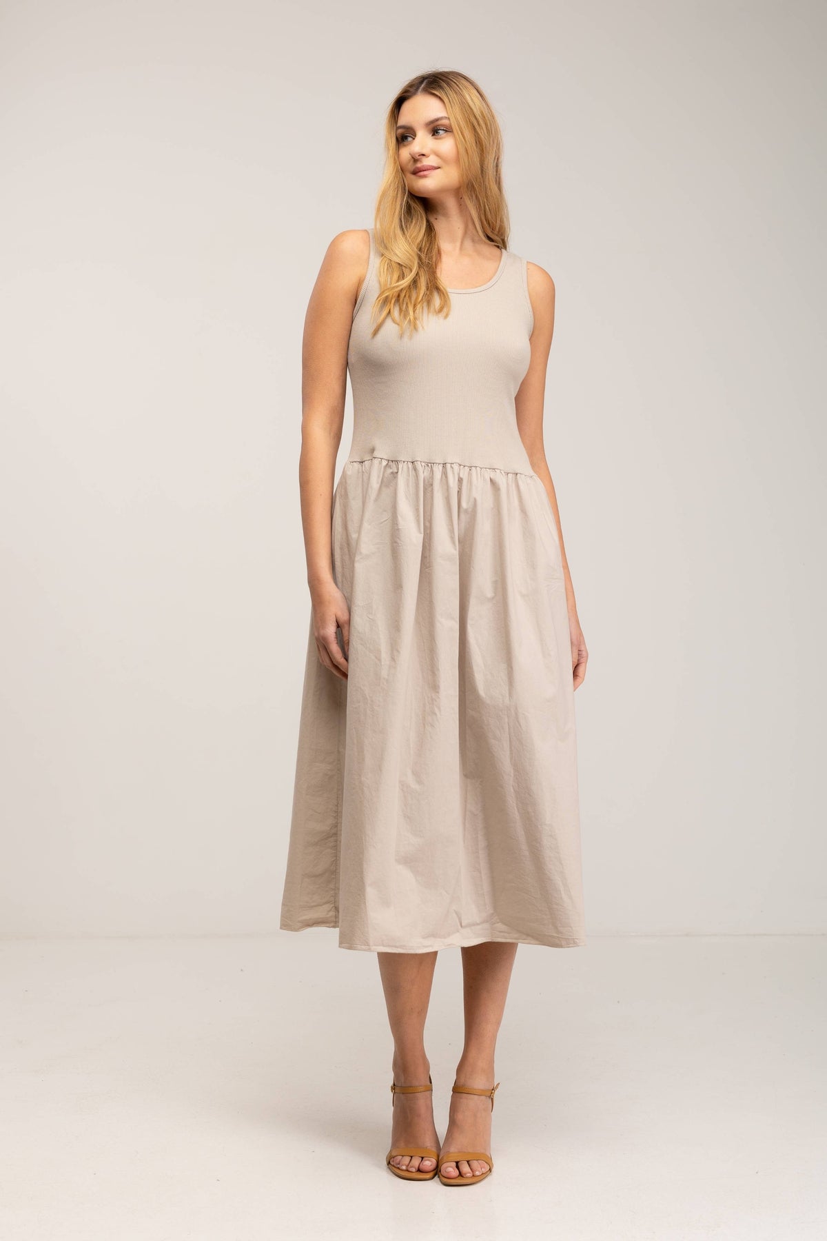 ROBE MIDI AVEC POCHE BRETELLES AJUSTÉE AU BUSTE ET JUPE ÉVASÉE BEIGE